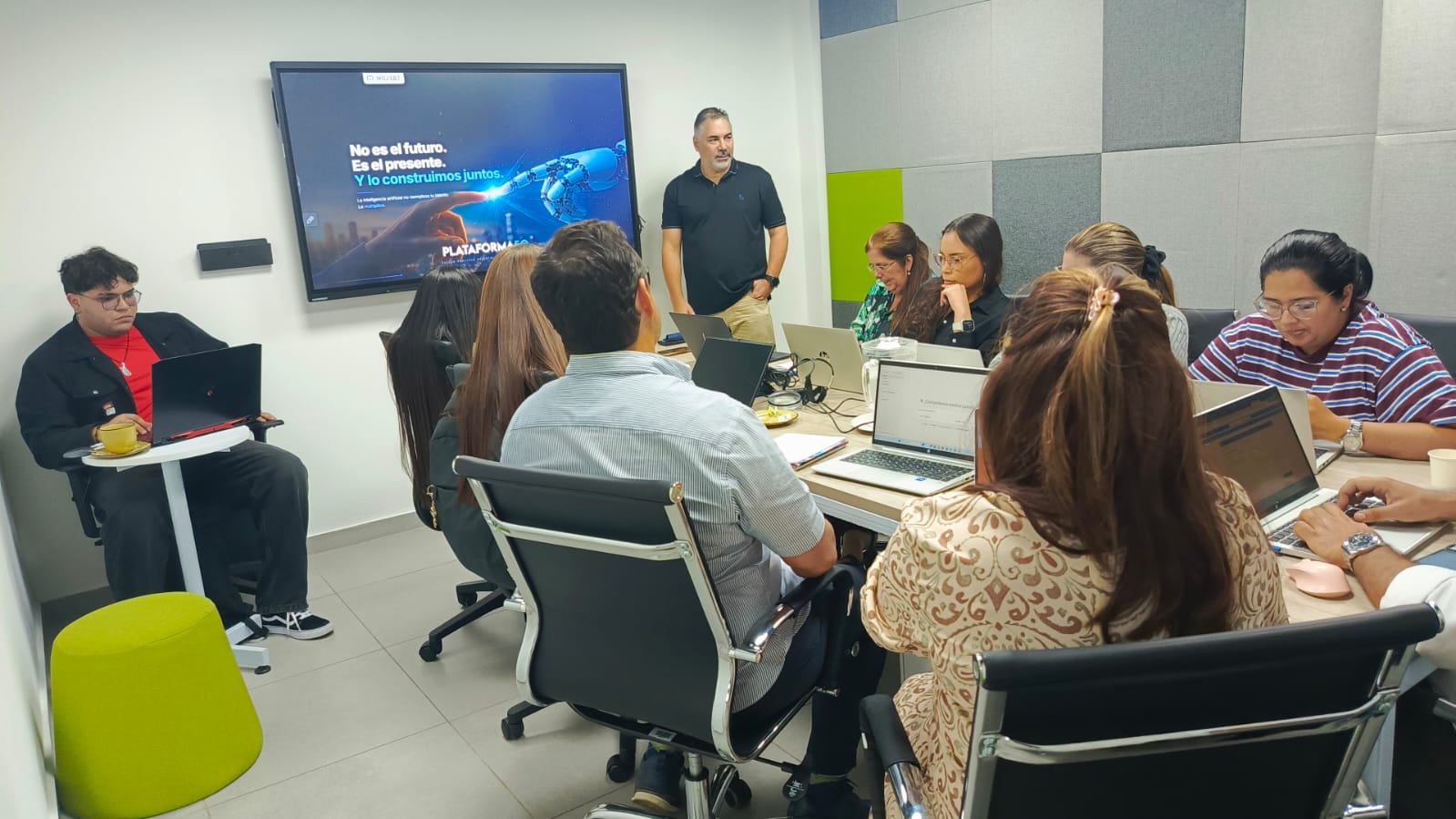Equipo de la Cámara de Comercio de Bogotá durante la sesión de resultados del programa de transformación digital de Plataforma50